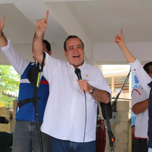 El candidato presidencial sostuvo acercamientos con la población.