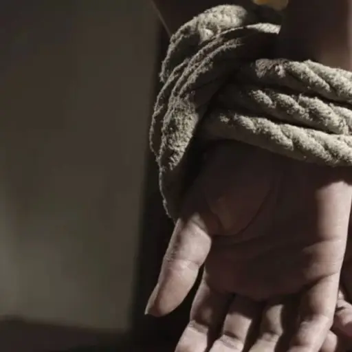 La mujer logró convencer al sujeto por comentar sus orquídeas.