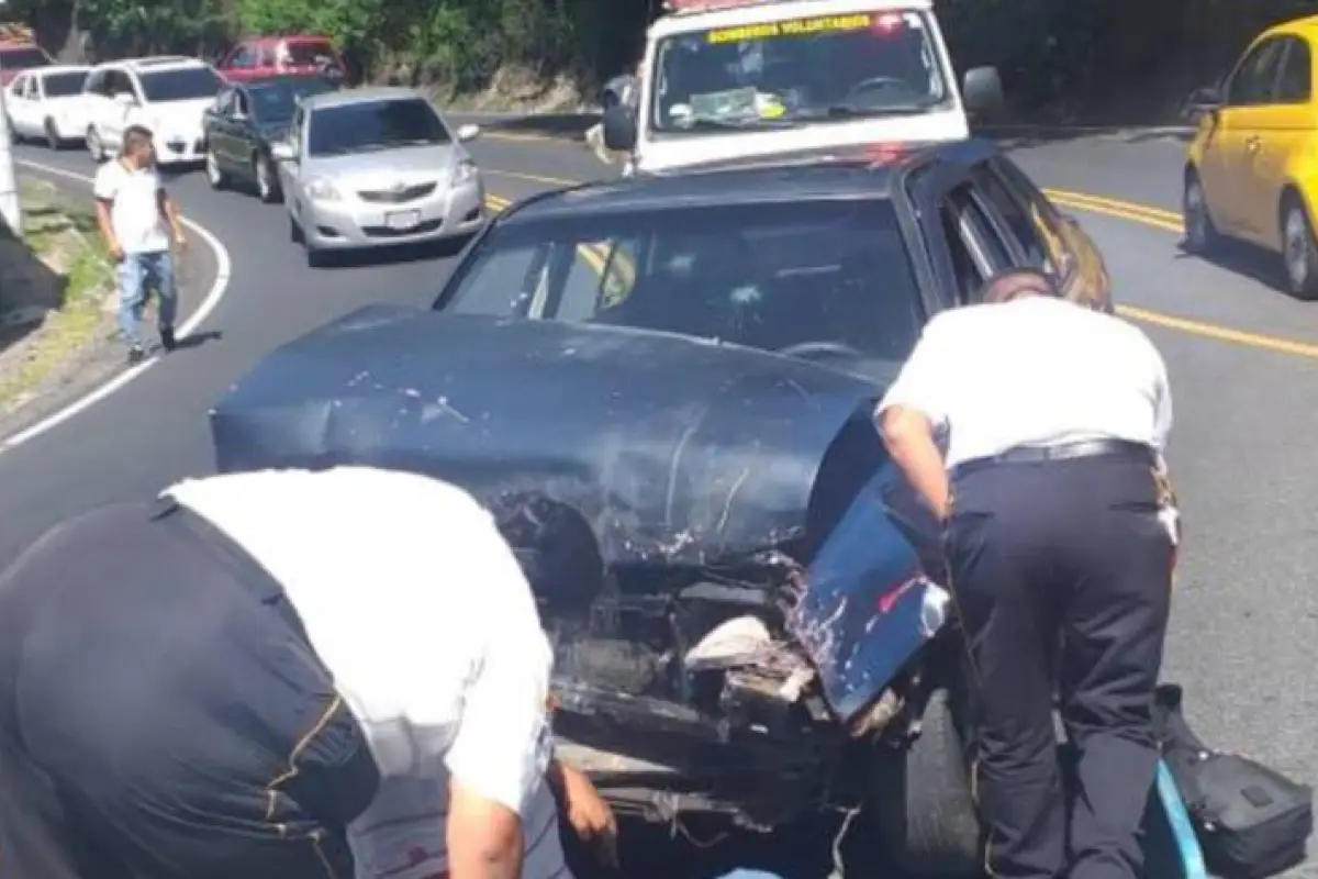 Vehículo no respeta la vía y provoca aparatoso accidente, 