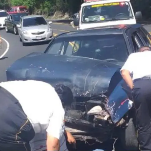 Vehículo no respeta la vía y provoca aparatoso accidente ,