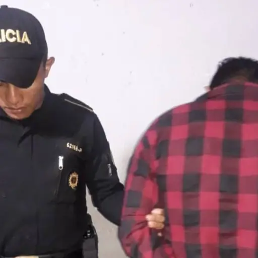 El sujeto fue detenido minutos después de salir del auto hotel