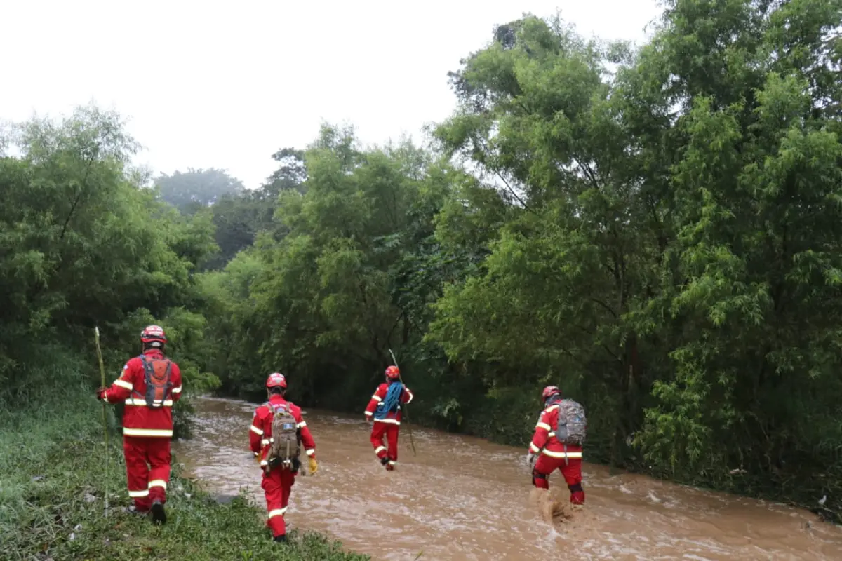 Clima y lluvia busqueda y rescate dos menores asentamiento las minas Emisoras Unidas Guatemala, 