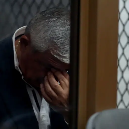 GU1003. CIUDAD DE GUATEMALA (GUATEMALA), 28/03/2016.- El expresidente de Guatemala Otto Pérez Molina dentro de una carceleta de máxima seguridad espera hoy, lunes 28 de marzo de 2016, el inicio de la audiencia en su contra por un caso de corrupción en la 