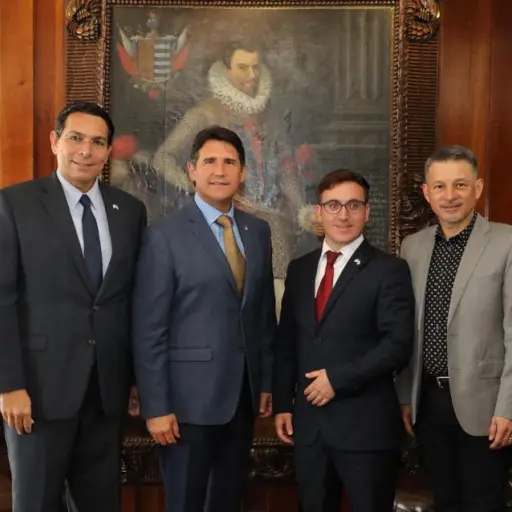 Cash Luna y alcalde Ricardo Quinonez. Foto: Twitter.