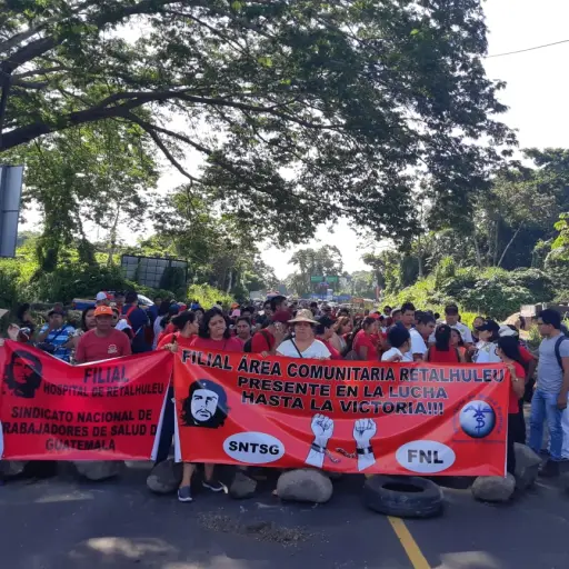 Salubristas realizan bloqueos ,