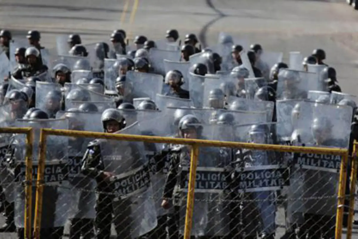 Policía disuelve con gases protesta que pedía renuncia del presidente hondureño