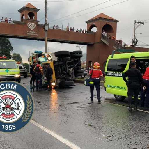 Bus de Fraijanes volcado. Foto: Bomberos Municipales.