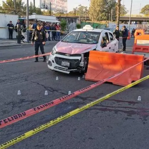 Balacera en medio calle con vehículos Mexico. Foto: Reforma.