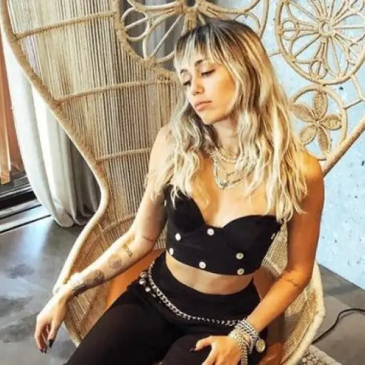 Miley-Cyrus-620x381 ,