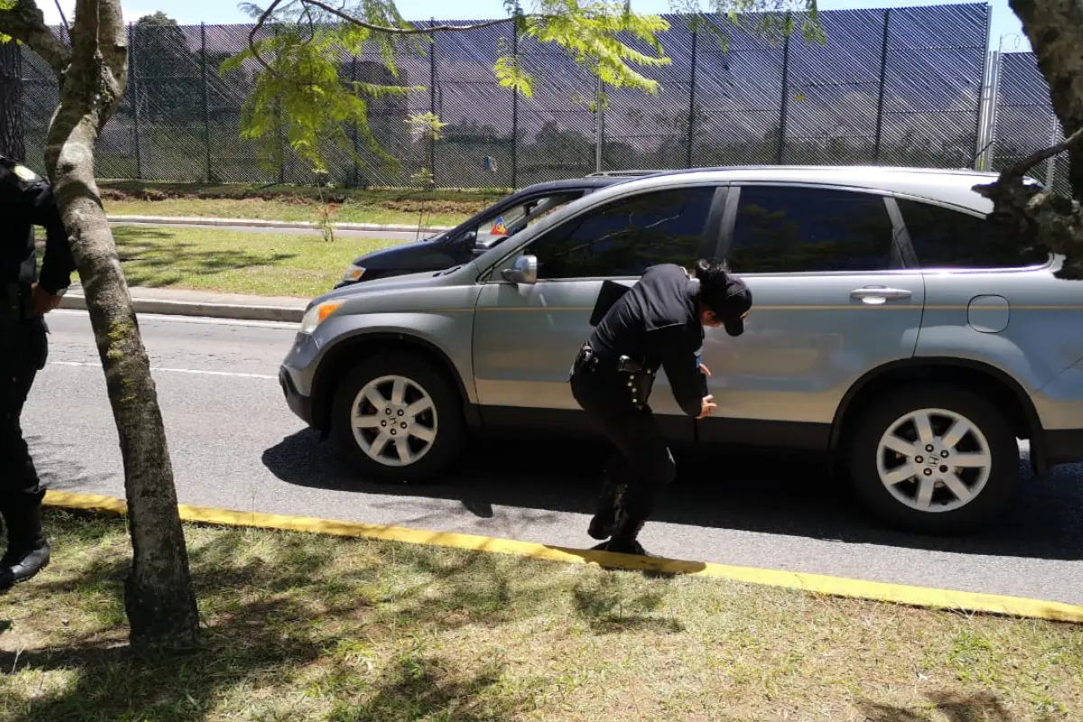 Vehiculo abandonado tras balacera con PNC zona 16. Foto: Daniel Tzoc.
