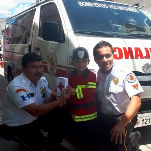 El nino recaudó dinero para apoyar a Bomberos Voluntarios