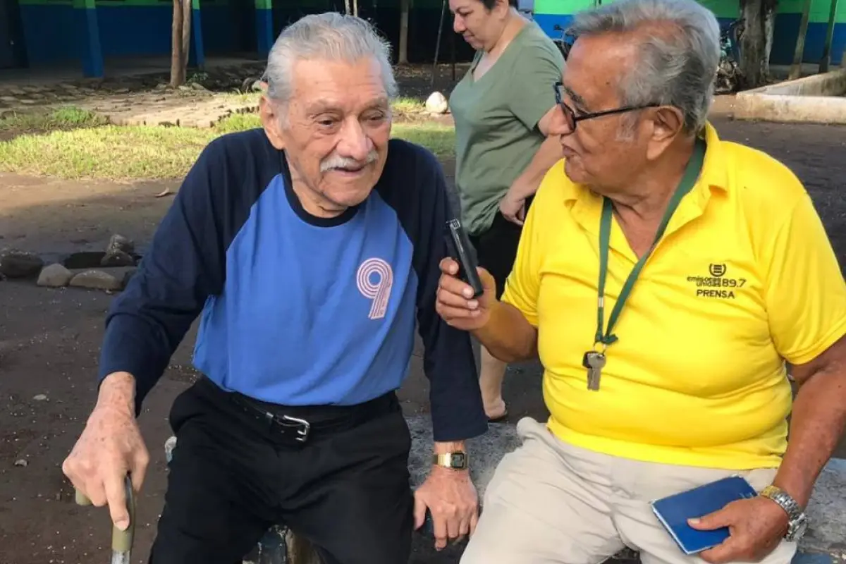 ancianos acuden a votar 2019, 