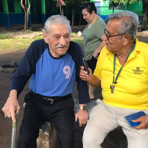 ancianos acuden a votar 2019 ,