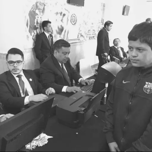 Edwin elaboraba alfombras cucurucho feligres religion catolico ,