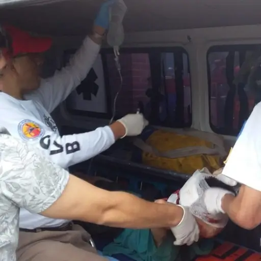 Víctima y victimario fueron trasladados al mismo hospital.