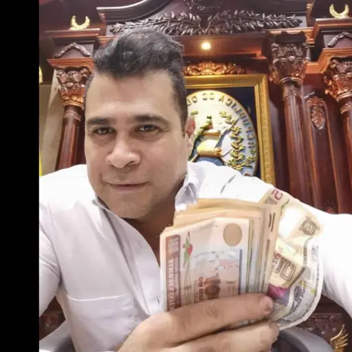 El jefe edil dijo que ayudó para pagar unas pipas con agua.