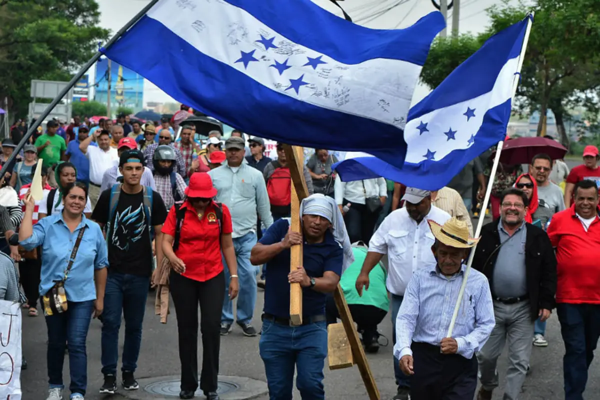 Manifestantes piden salida del presidente hondureño por acusación de narcotráfico