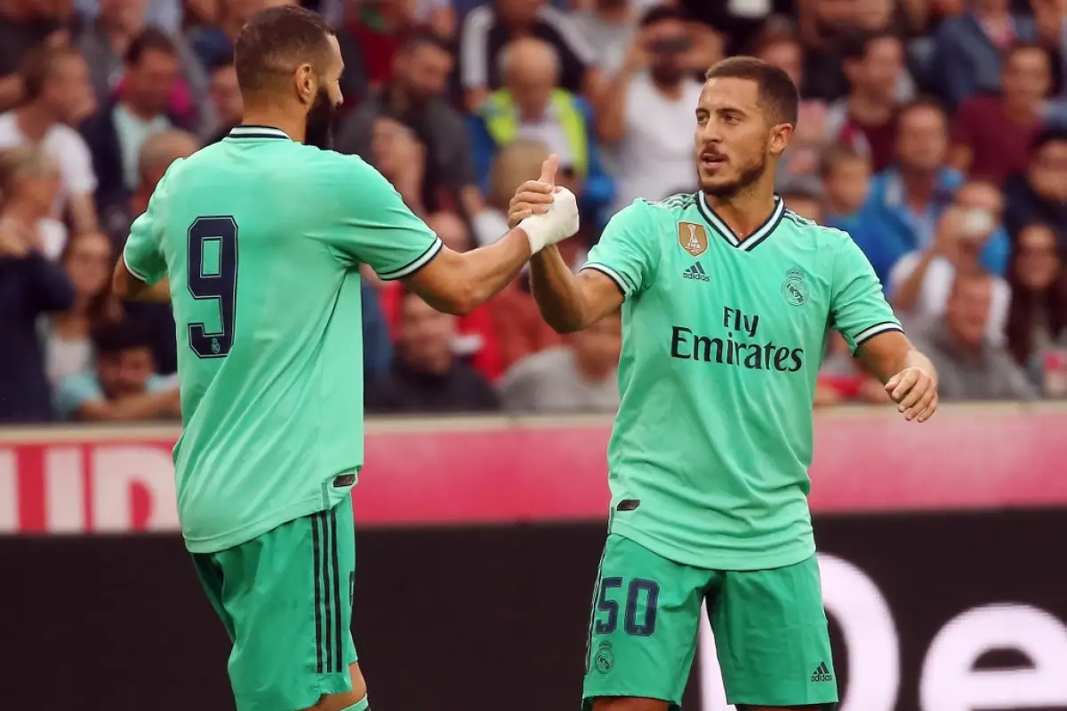 Benzema felicita a Hazard por su gol. Foto: AFP