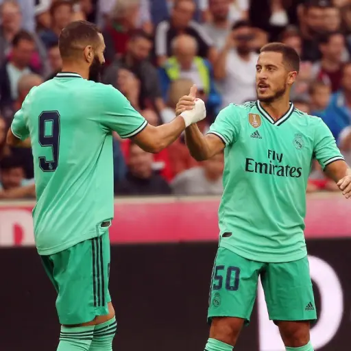 Benzema felicita a Hazard por su gol. Foto: AFP