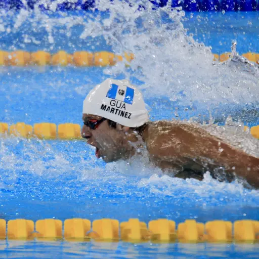 Imagen de archivo del nadador guatemalteco Luis Carlos Martínez durante una competencia.