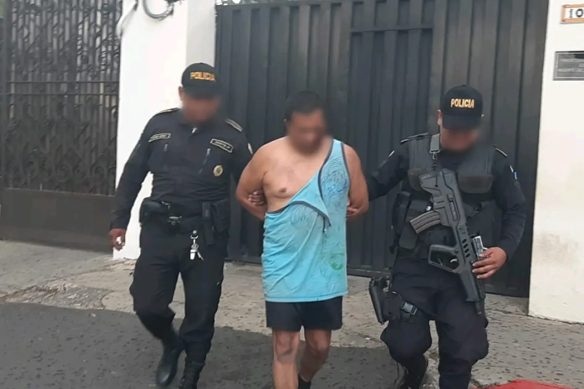 El sujeto fue capturado y trasladado a los tribunales. 