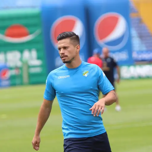 Cincotta calienta sobre la gramilla del estadio Nacional  Doroteo Guamuche Flores. Foto: Mynor Sandoval