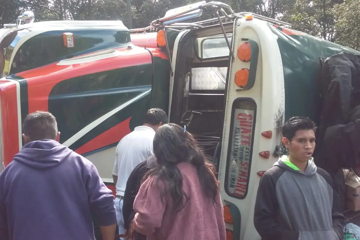 El bus de los transportes Tacaná quedó sobre la ruta.