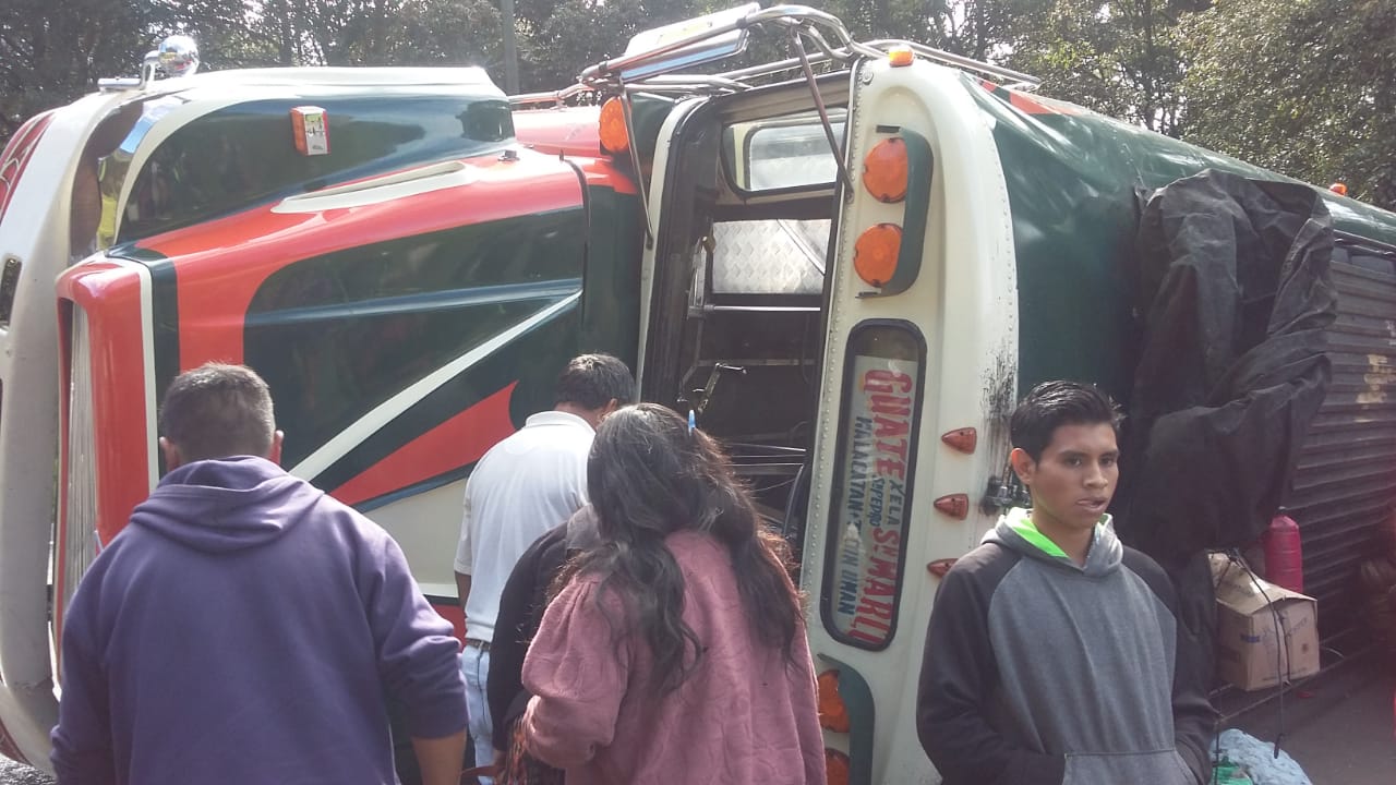 Bus vuelca en ruta a Occidente | 