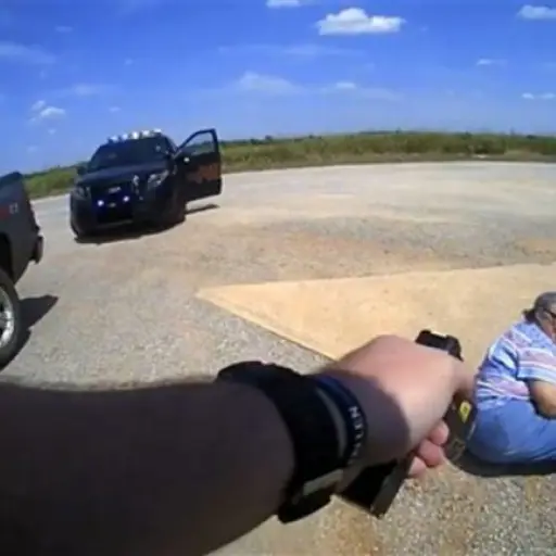 Policía descarga electrica mujer 65 años conductora ,