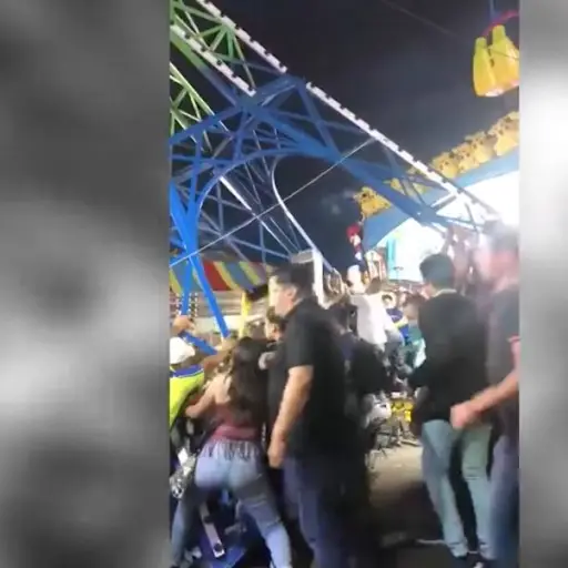 Asistentes de una feria de Mexico evitaron tragedia en un juego mecanico