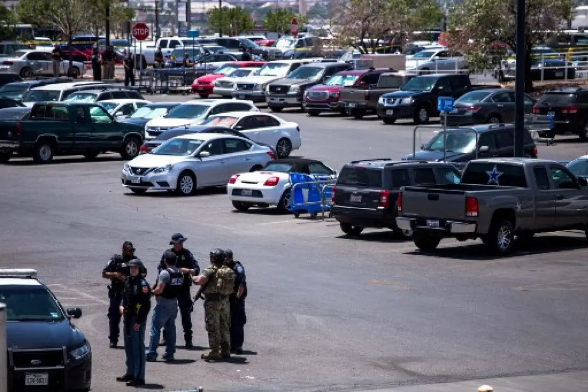 Agentes de las fuerzas de seguridad de Texas  llegan a la escena del crimen en El Paso, Texas. Foto: AFP