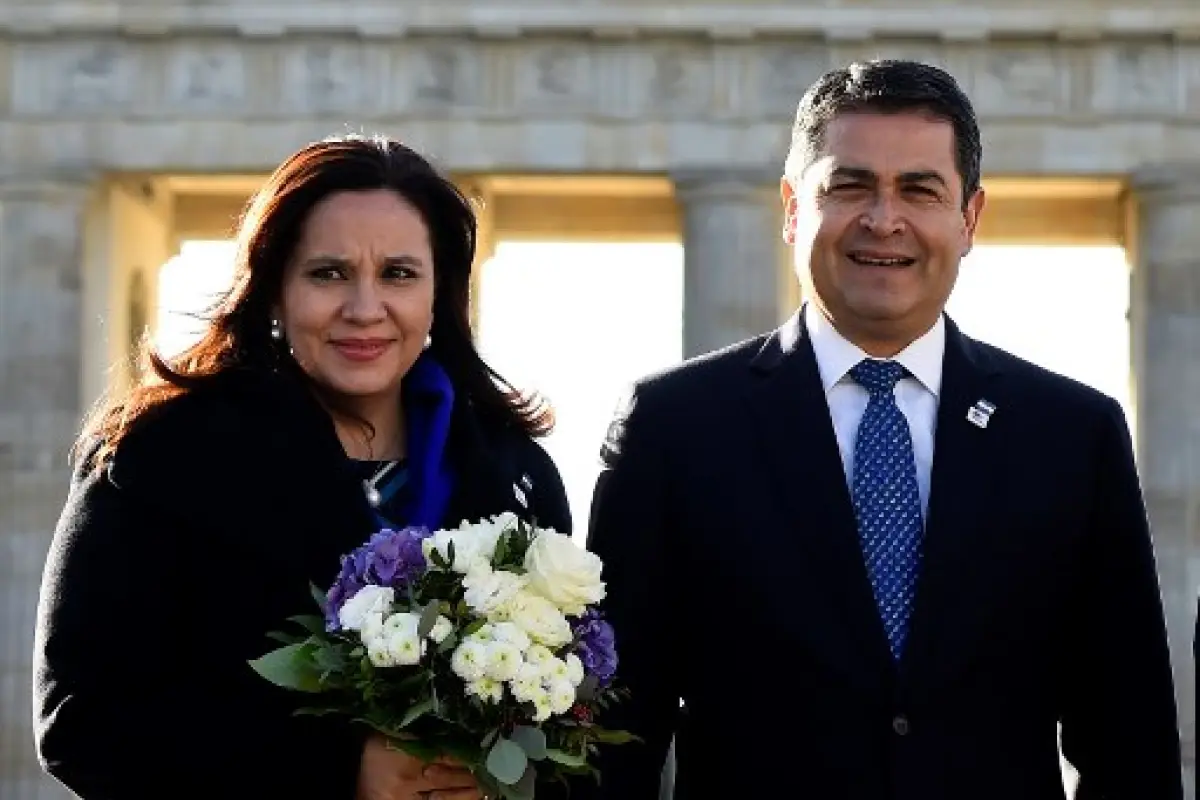 Juan Orlando Hernández con su esposa Ana García. Foto: AFP