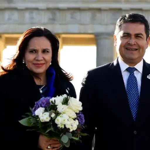 Juan Orlando Hernández con su esposa Ana García. Foto: AFP