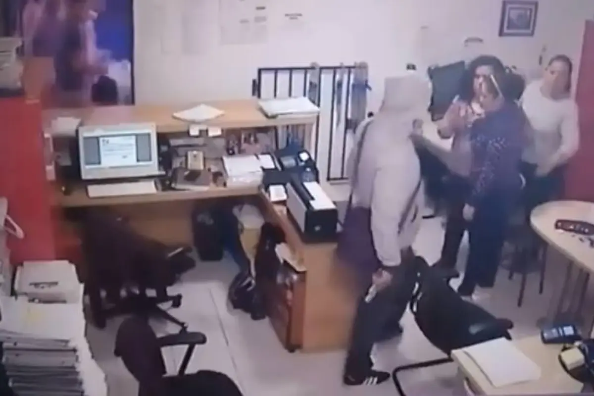 Los maleantes también robaron dinero a padres de familia.