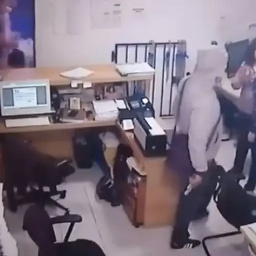 Los maleantes también robaron dinero a padres de familia.