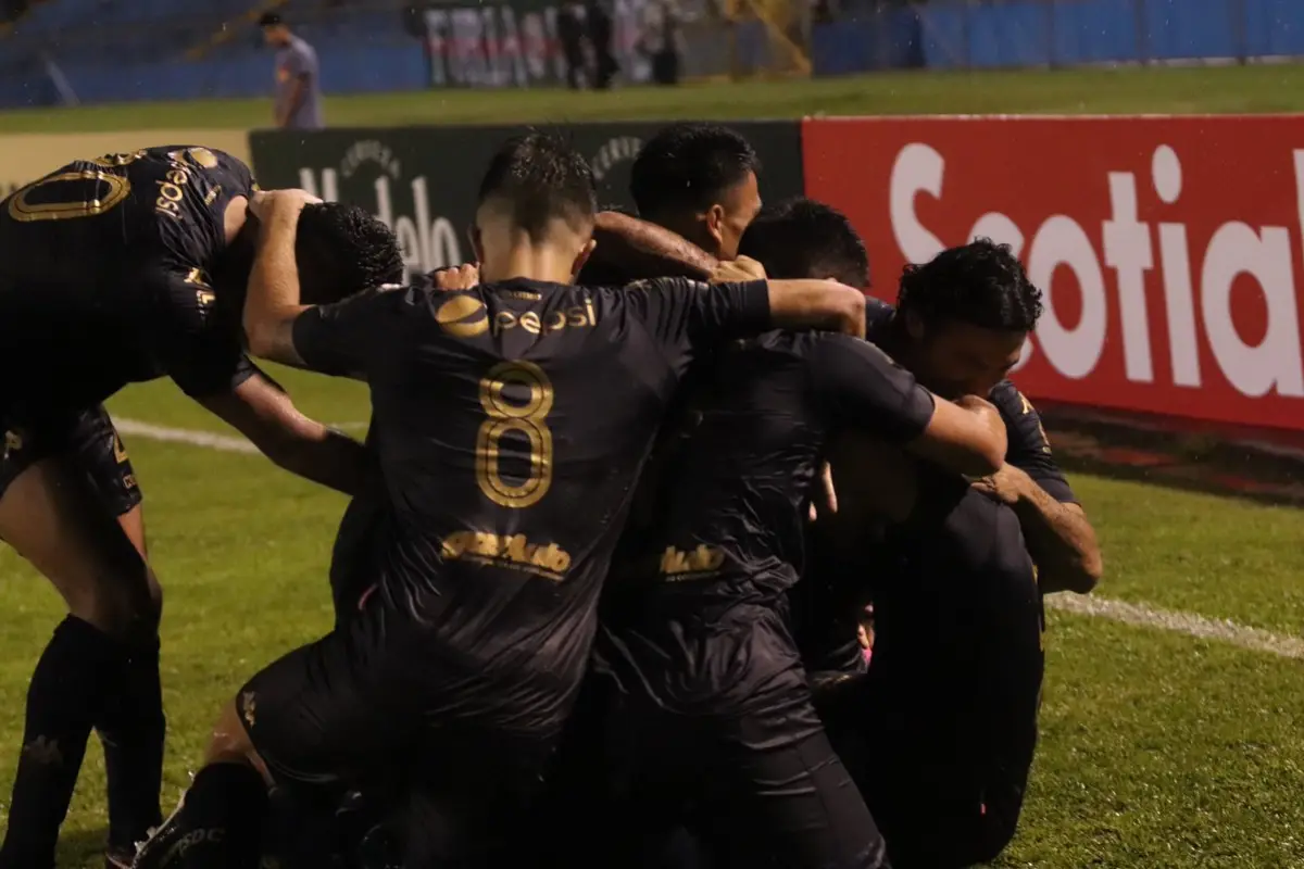 celebración de cremas por su pase a los octavos de final de la Liga CONCACAF 2019 - Emisoras Unidas, 