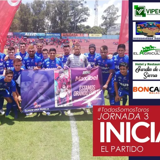 Los jugadores de Malacateco muestran la manta en apoyo a Maxibel.