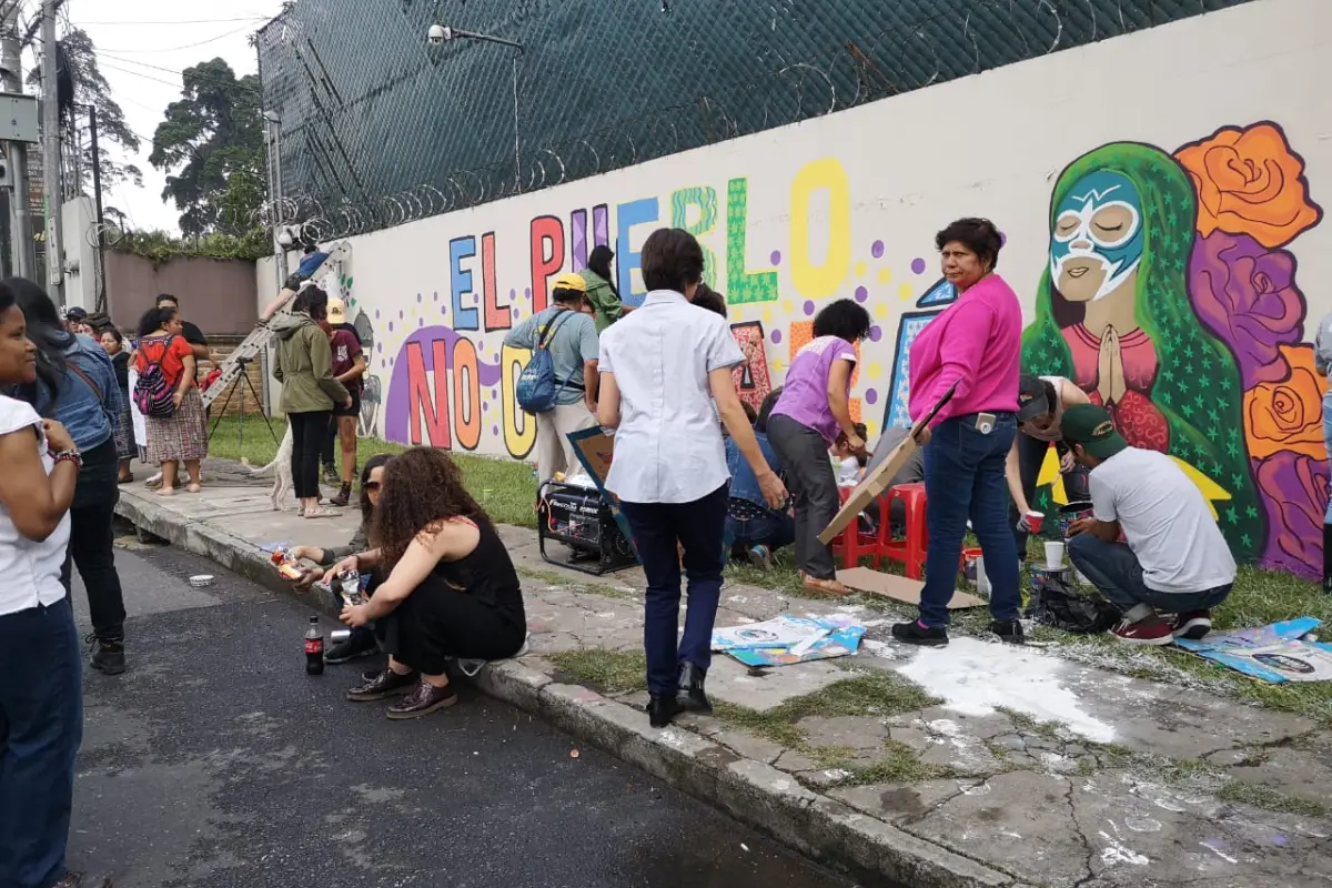 Colectivos sociales pintan mural en la sede de la Cicig en la zona 14 de la capital. Fotos: Omar Solis y Daniel Tzoc.