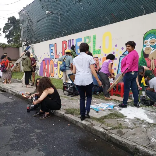 Colectivos sociales pintan mural en la sede de la Cicig en la zona 14 de la capital. Fotos: Omar Solis y Daniel Tzoc.