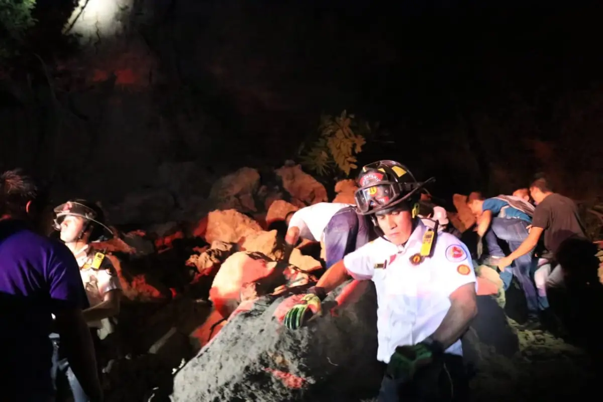 Bomberos trabajan en derrumbe en Chinautla. Foto: Bomberos Voluntarios.