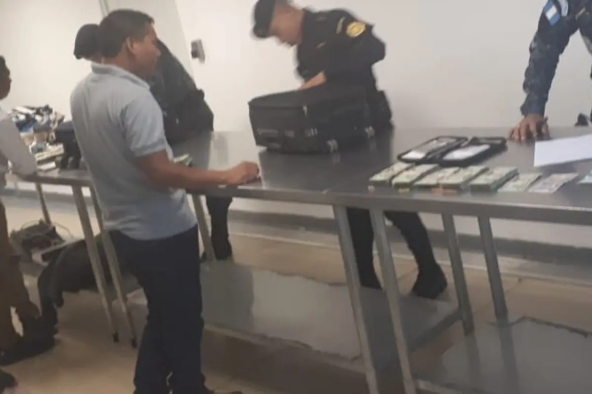 Incautan dinero en el aeropuerto.