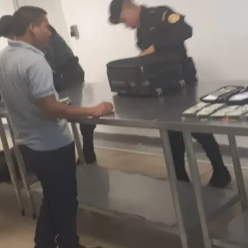 Incautan dinero en el aeropuerto.