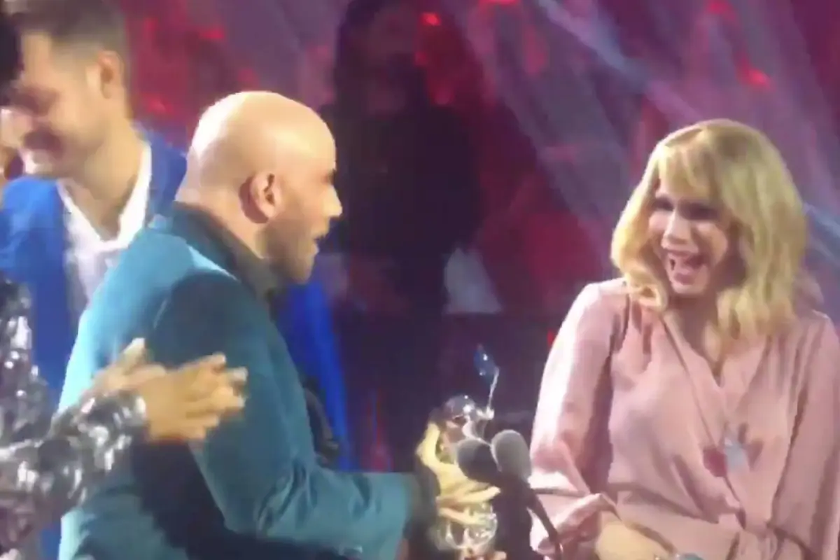 John Travolta entrega VMA a drag queen en lugar de Taylor Swift