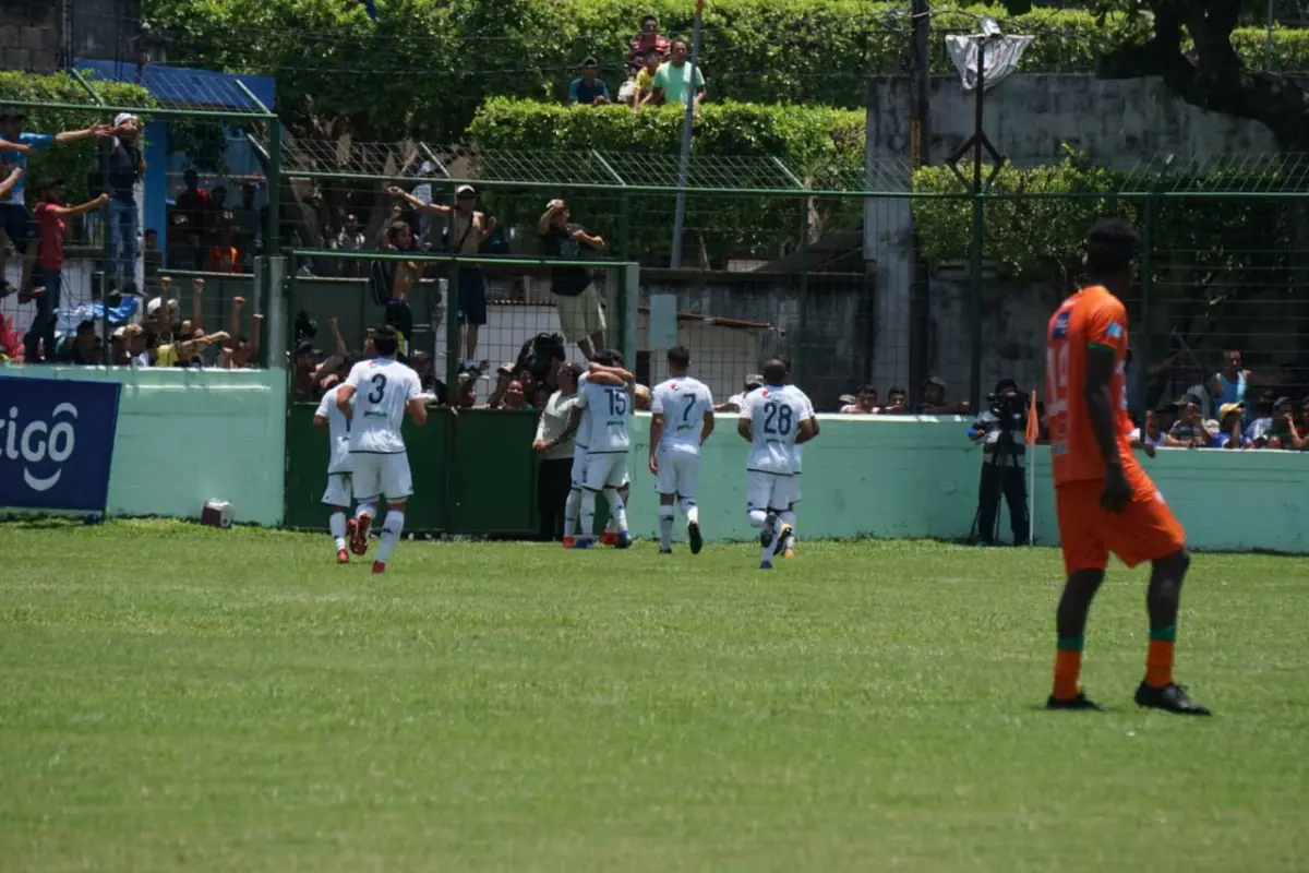 celebración de Robin Betancourth en Comunicaciones ante Siquinalá - Emisoras Unidas, 