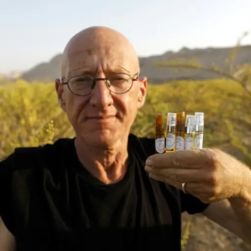 Los altos precios por los cuales vende los perfumes el granjero. Foto: AFP.