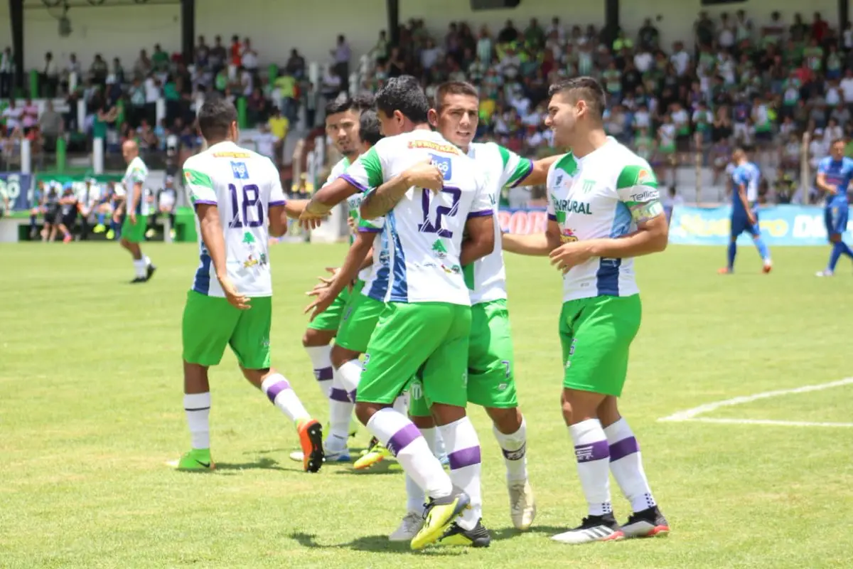 celebración de Antigua GFC ante Cobán - Emisoras Unidas, 