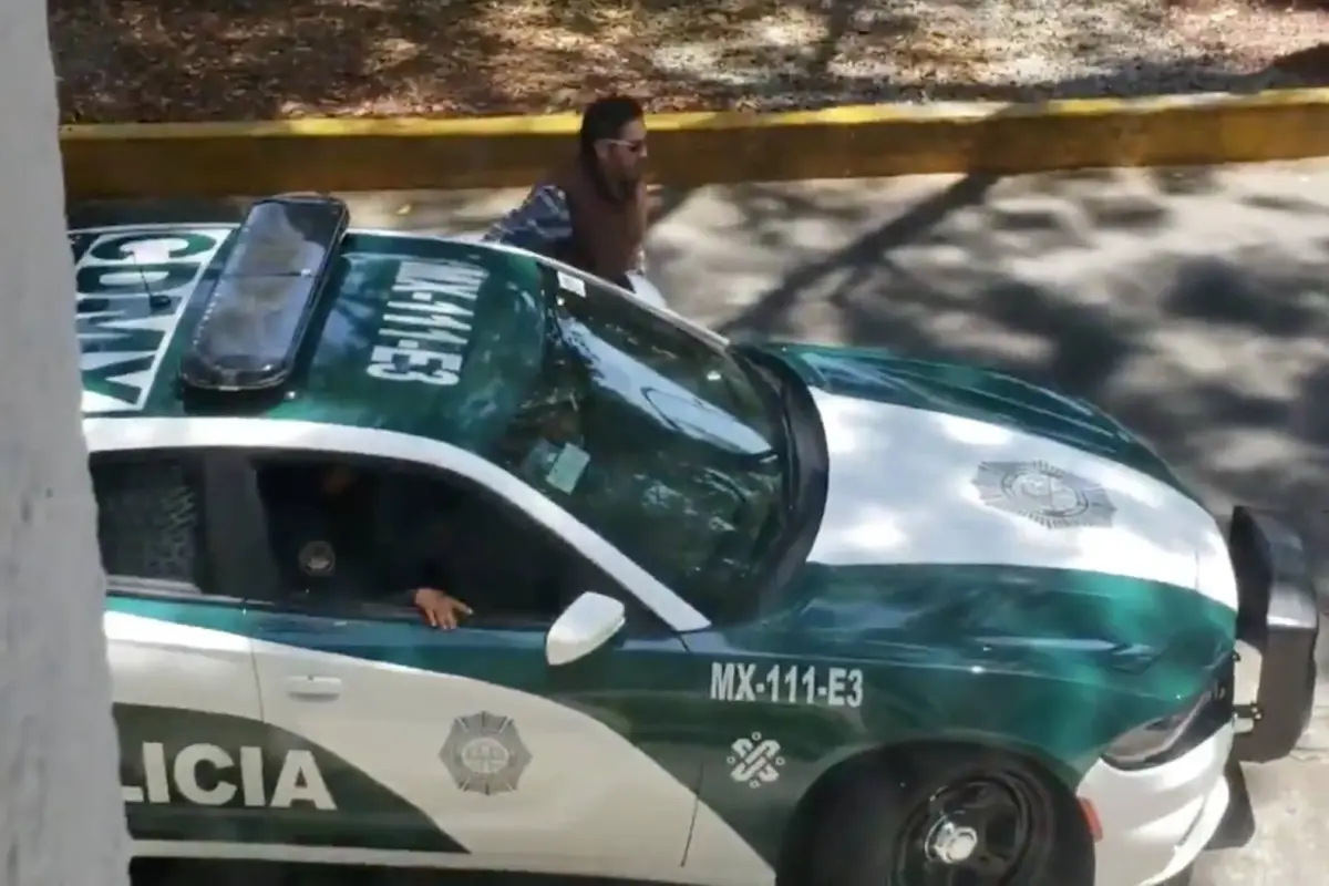 Policía se persigna al recibir soborno.