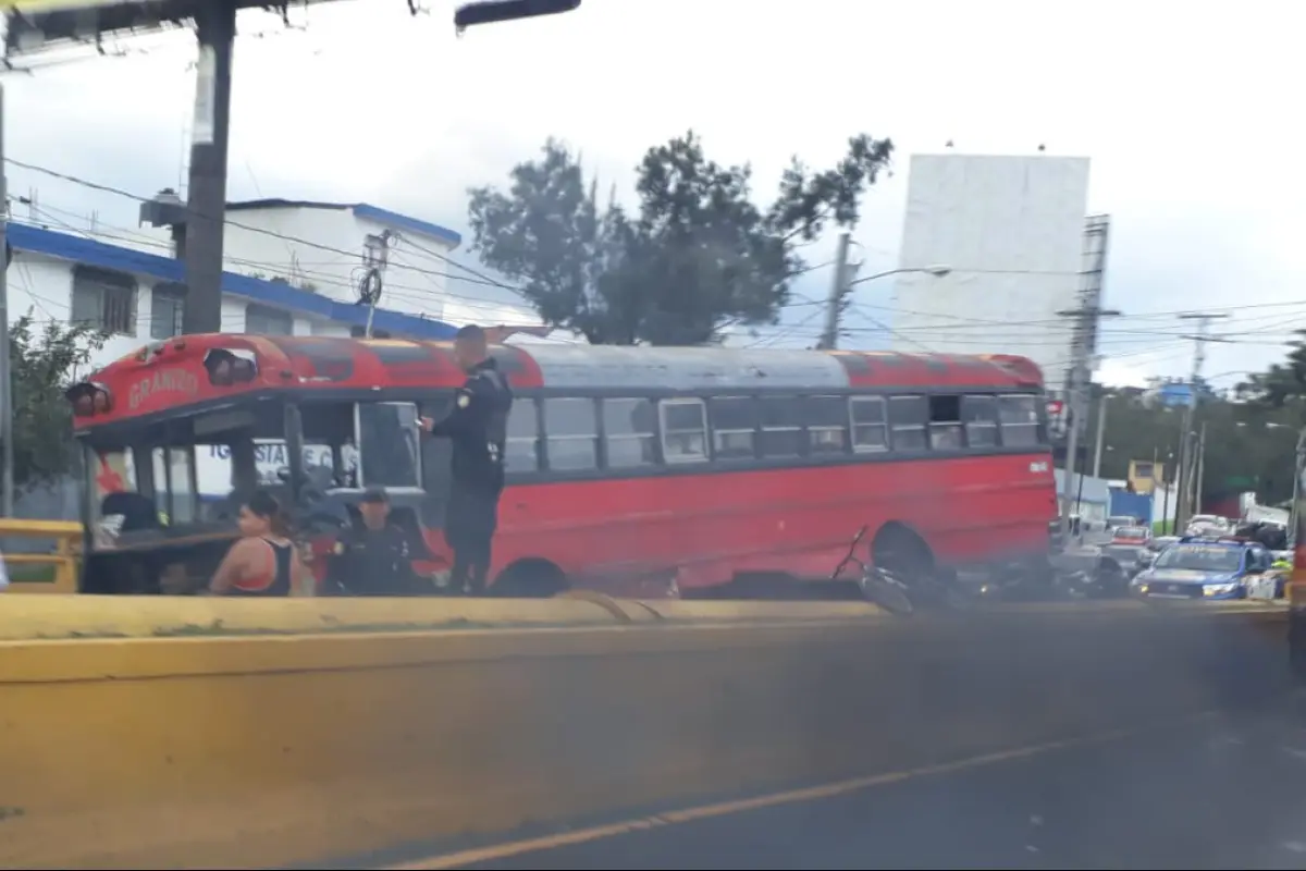 aparatoso accidente bus Puente El Incienso Emisoras Unidas Guatemala, 