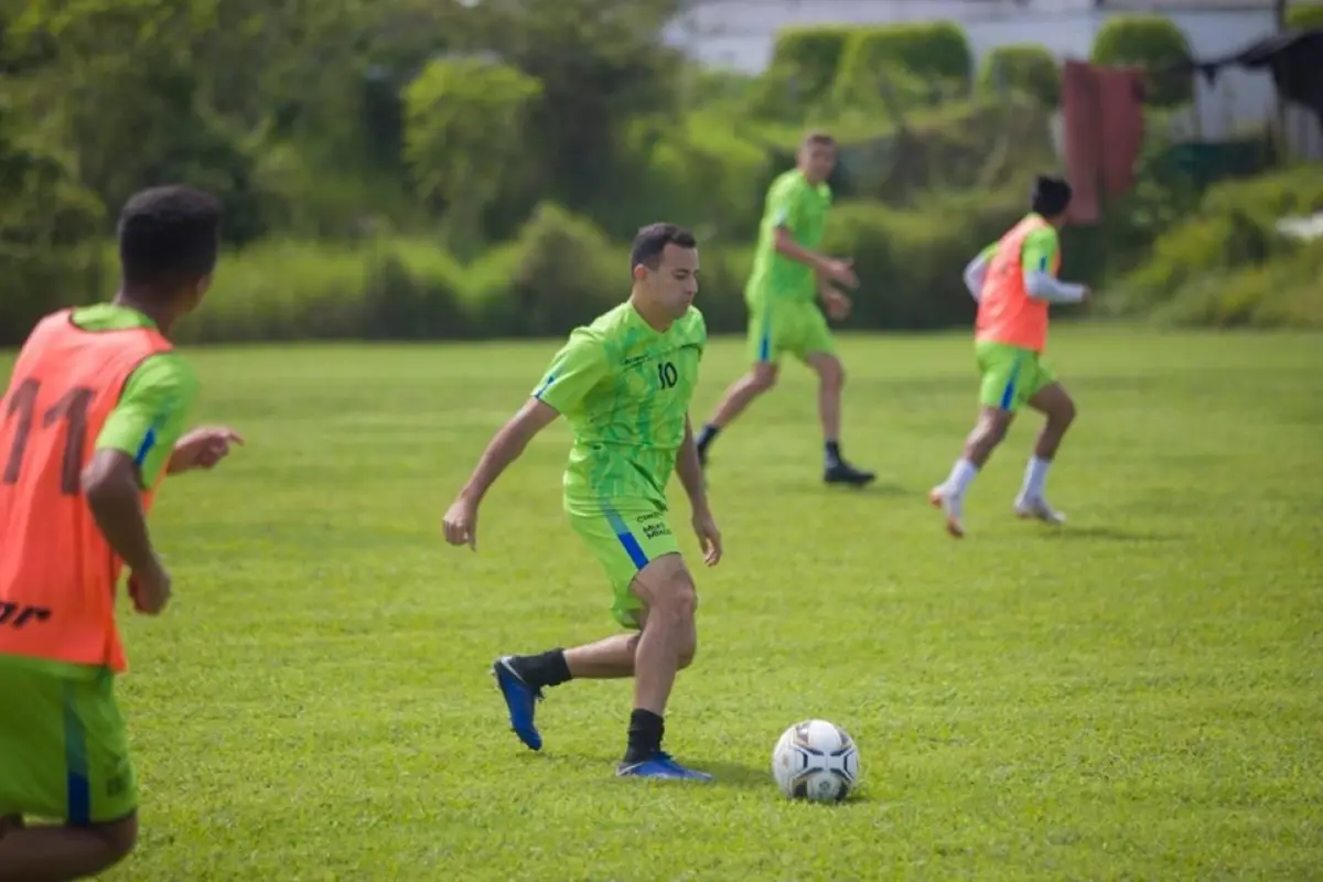 Pappa durante un entrenamiento  con Mixco. Foto: Facebook del Deportivo Mixco