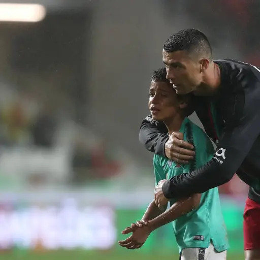 Cristiano Ronlado ensena a Cristiano Jr sus origenes ,